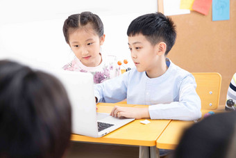 小学生在教室里使用电脑