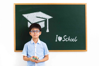 小学男生站在黑板前学生高清素材