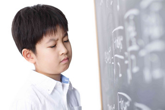 小学男生被数学题难住东亚写实照片