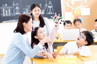 女教师和小学生在教室里成长高清场景