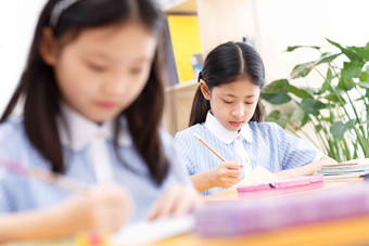 可爱的小学女生在教室里学校高质量图片