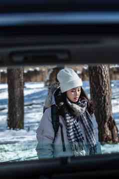 冬季年轻女人徒步旅行