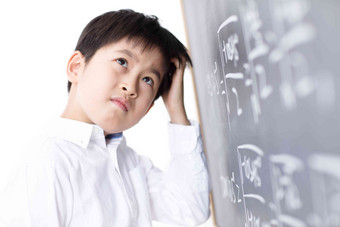 小学男生被数学题难住表现消极清晰拍摄
