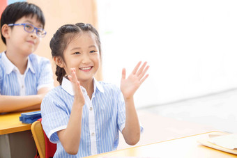 小学生在教室里努力高端场景