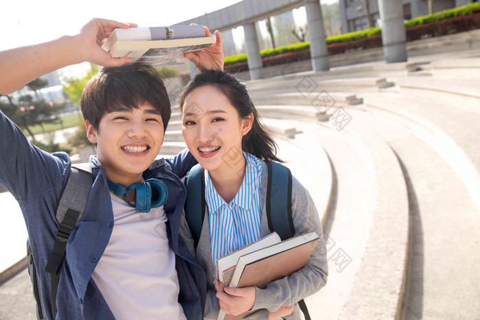 快乐的青年大学生情侣成年人写实镜头