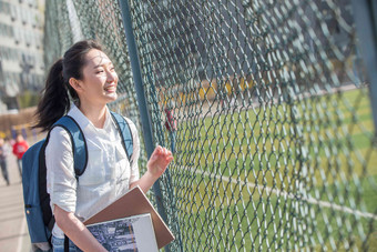 青年女大学生体育场氛围镜头