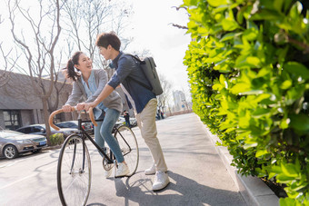 大学生情侣自行车摄影青年文化