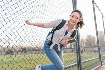 青年女<strong>大学生微笑</strong>镜头