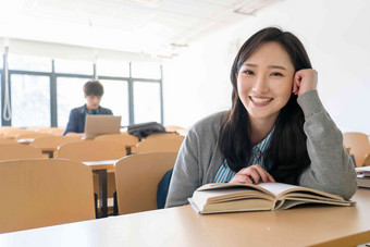 大学生学习男人笔记本电脑<strong>成人教育</strong>高端图片