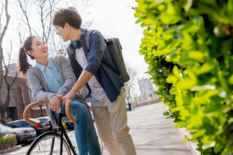 大学生情侣在校园里