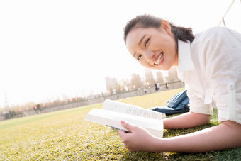 青年女大<strong>学生</strong>在校园里学习