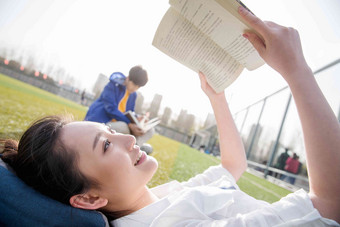 青年大学生在校园里学习彩色<strong>图片</strong>写实场景