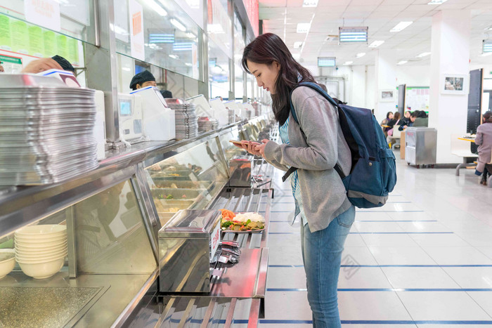 大学生在食堂里用餐烹调高清镜头食堂吃饭