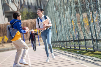 大学生情侣在校园里