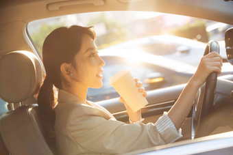 开车喝咖啡的青年女人女商人氛围相片