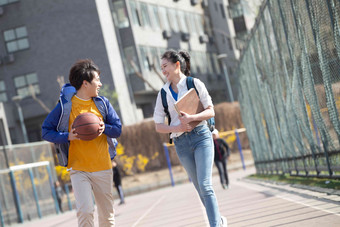 大学生情侣在<strong>校园</strong>里