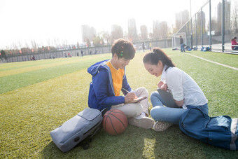 青年大学生在校园里学习户外高质量相片