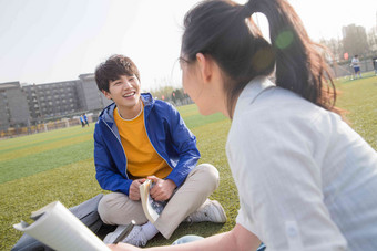 <strong>大学</strong>生情侣在校园里学习两个人写实拍摄