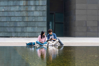 大学生情侣在校园里学习