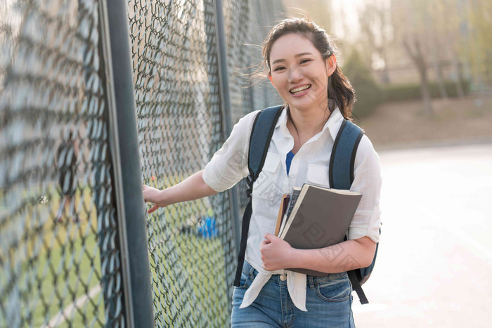 青年女大学生休闲装清晰相片