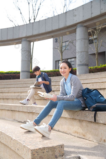 大学生在校园里学习自行车高质量镜头