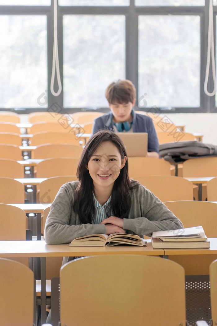 大学生学习男人笔记本电脑写实素材