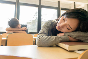 疲劳的大学生在教室里睡觉高等教育清晰影相