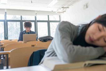 疲劳的大学生在教室里睡觉<strong>高等教育</strong>摄影