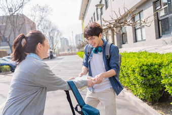 大学生情侣彩色图片高端相片