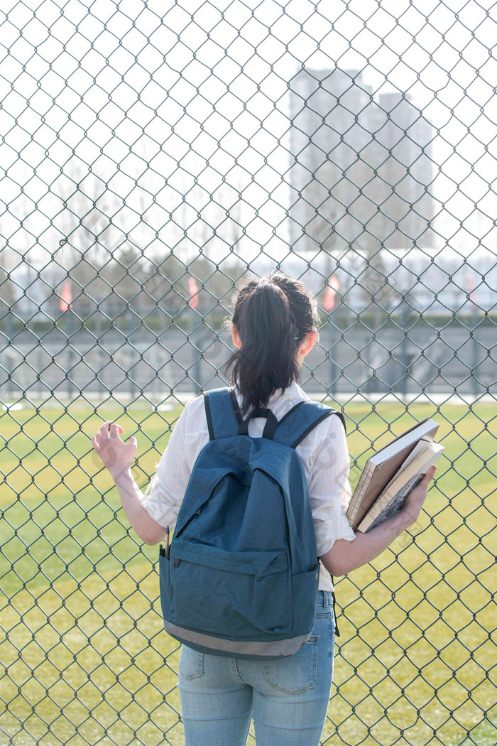 青年女大学生垂直构图高端场景