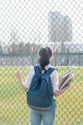 青年女大学生垂直构图高端场景