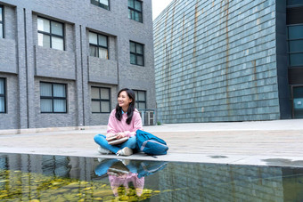 大学生在校园里学习成年学生写实素材