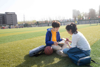 青年大学生在校园里学习交流写实镜头