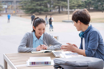 大学生情侣在校园里学习