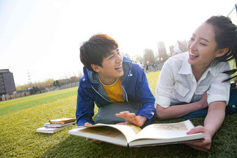大学生情侣在校园里学习