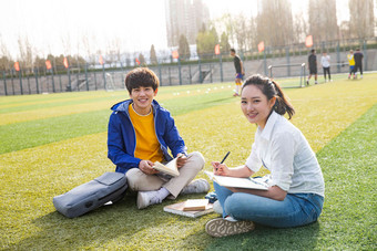 青年大学生在校园里学习