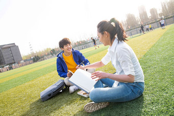 青年大学生在校园里学习