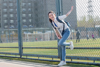 青年女<strong>大学</strong>生<strong>操场</strong>影相