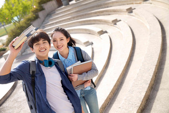 快乐的青年大学生情侣大学写实场景