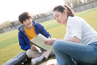 青年大学生在<strong>校园</strong>里学习青年伴侣氛围场景