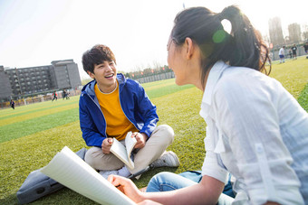 青年大学生在校园里学习