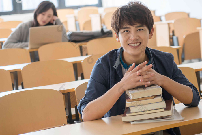 大学生学习摄影青年女人镜头