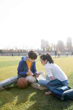 青年大学生在校园里学习户外高清镜头