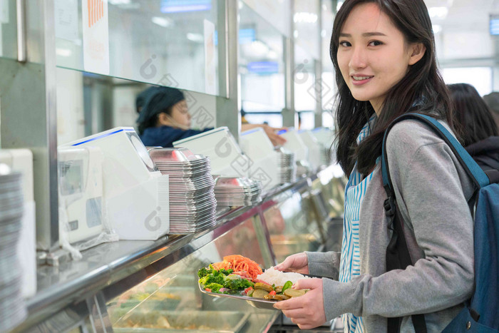 大学生在食堂里用餐休闲装氛围图片