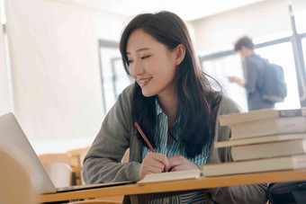 大学生在教室里学习