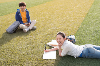青年大学生在校园里学习亚洲人高清影相