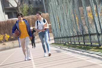 大学生情侣在<strong>校园</strong>里