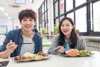 大学生在食堂里用餐<strong>相伴</strong>清晰摄影图