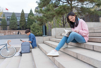 大学生在<strong>校园</strong>里学习