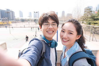 快乐的青年大学生情侣中国写实拍摄